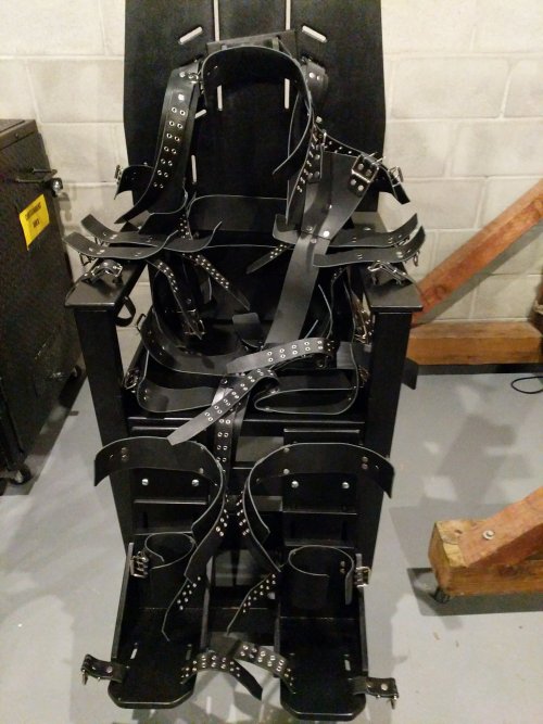 rubberpupniko:I want to sit in this chair!!!