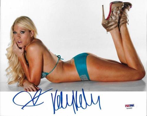 Kelly KellyFollow http://celebrity-legs-and-heels.tumblr.com/ for more!(via kelly-kelly-signed-wwe-d