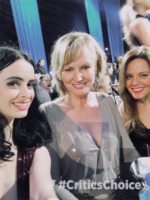 An award winning selfie from @Krystenritter’s table. #CriticsChoice (x)