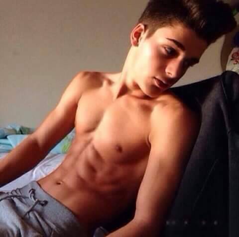 hotguysnextdoor:  Starving for hot guys?
