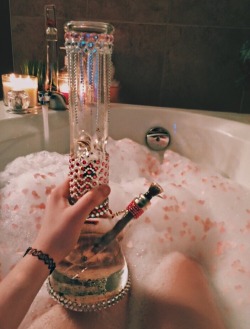 evanescenxx:late night bath🌙☄