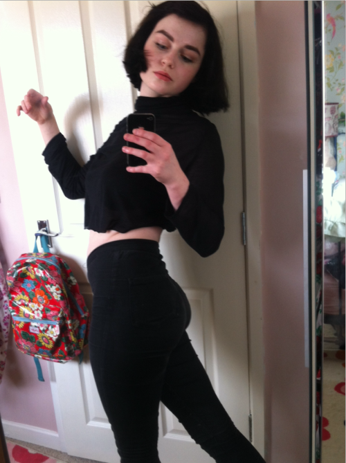 soyabug:  grazingfarmersmarkets:I hadn’t wanted to be kissed in a long while  HOLLY BABY