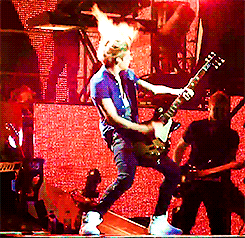 that-irish-mofo:  Sometimes I think Niall forgets that he is in fact a member of