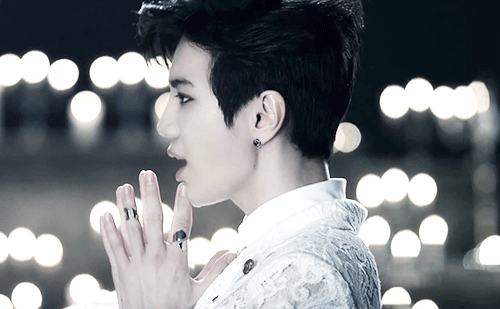 sungjongontop:  Let’s appreciate Sungjong’s perfect jawline and hands :3 