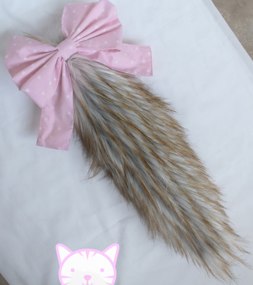 kittensplaypenshop:  New fox tail I made! So soft and the fur is so nice! BY the way it’s 100 percent FAUX fur :3