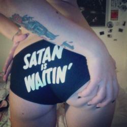 smackinherveins:  satan is waitin’