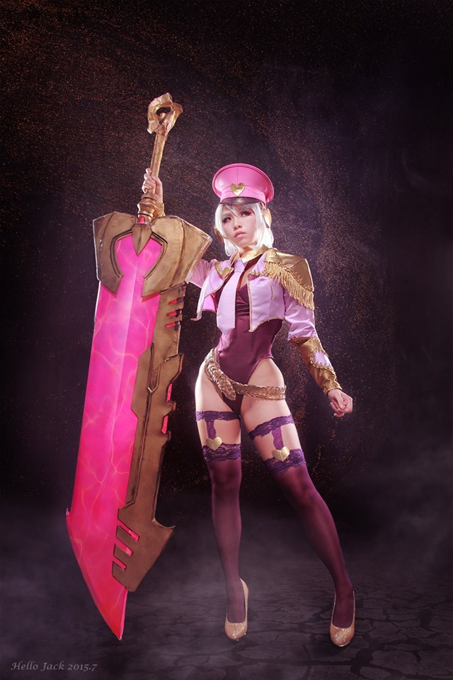 league-of-legends-sexy-girls:  Riven Cosplay 