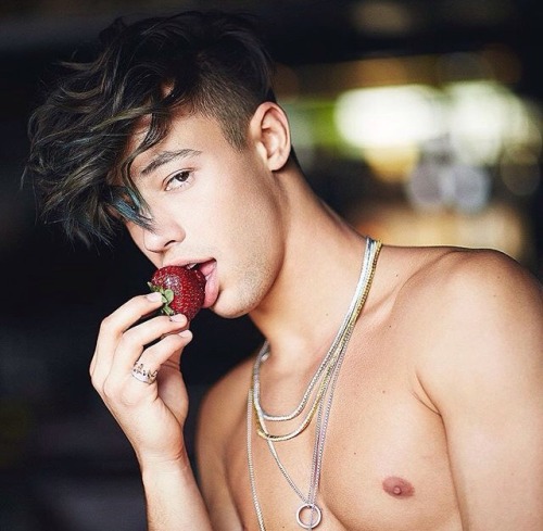 cakesbitch: camerondallastheperfection:Cameron Dallas by Mike Rosenthal I used to be Bigcuban10 and 