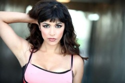 uhohimback:  I never actually been in love with someone character but Hannah Simone I love you so much aha..