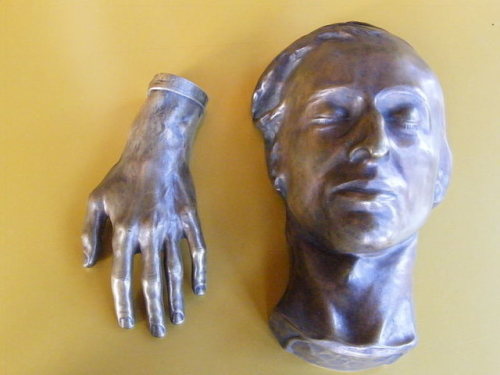 themaninthegreenshirt: Frédéric Chopin’s hand and death mask at the Hunterian MuseumF. Ch.