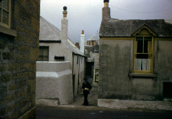 jacindaelena:  Scanned from 35mm kodachrome slide, England 1950′s || Hardwicke Knight    