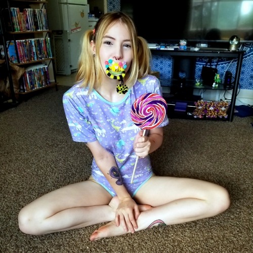 thehoneybeesupreme:Go and suck my Lollipop Sugar sweet, Cherry topped.