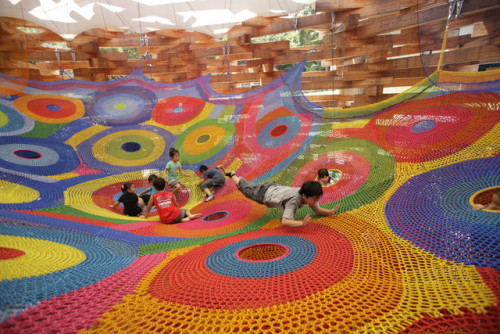 wetheurban:Crochet Playgrounds by Toshiko Horiuchi MacAdamJapanese artist Toshiko Horiuchi-MacAdam i