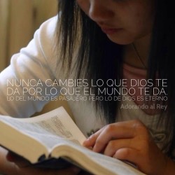 adorandoalrey:Nunca cambies lo que Dios te da por lo que el mundo te da. Lo del mundo es pasajero, pero lo de Dios es eterno.    #Dios #Jesus #EspirituSanto #Eternidad #Cristianismo #FrasesDeDios #FrasesCristianas #Reflexion #Avivamiento #AdorandoalRey