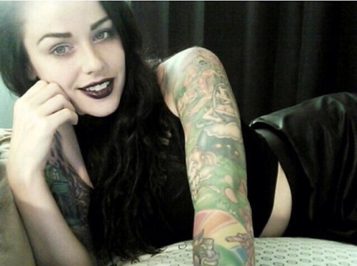 miisspots:  Today is this goddesses 23rd birthday! Everyone go tell her happy birthday!! I hope you have a wonderful day my love, You deserve it!! http://kellyghost.tumblr.com 