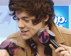 harryniips:   Liam shoving a microphone into Harrys face [x]  