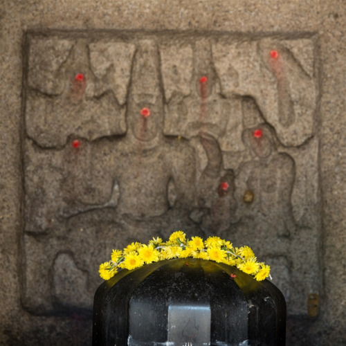 Shaiva shrine and lingam at Mahabalipuram, Tamil Nadu, photos by Kevin Standage, more at https://kev