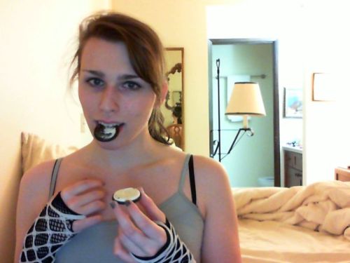 I haven’t uploaded an album in awhile&hellip; So here is me eating an oreo! Feeling the bl