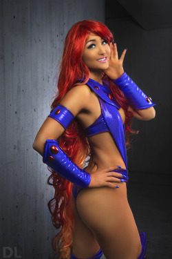 hotcosplaychicks:  Bishojou Starfire - DC