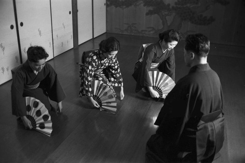 XXX s-h-o-w-a:  Japan, 1958 Ph. Walter Carone photo