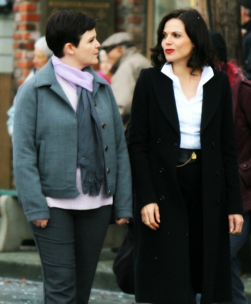 merylisoneofakind:  Lana Parrilla and Ginnifer Goodwin on the set of OUAT Oct.22nd (x)