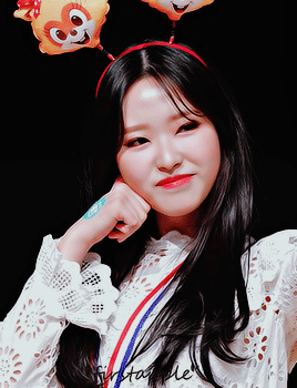 jiwoos:olivia hye being adorable! ♡© first apple  *giffed with permission