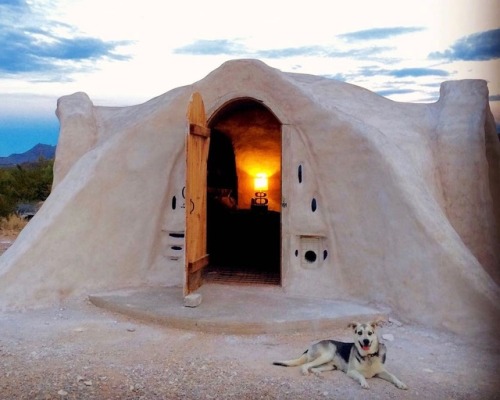 seansavestheworld: utwo: Off-grid Adobe Dome in the Desert / Terlingua © airbnb I need to book 