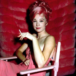  Shirley MacLaine takes a break while filming