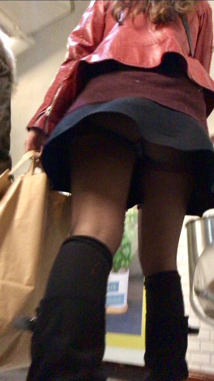 nylon-hose:Daily free pantyhose videos only at http://nylonhose.us/
