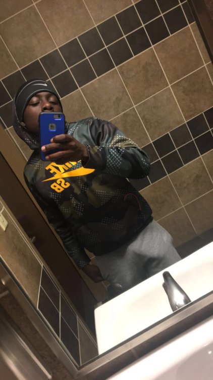dexter-xxx:  Wonder if they’ll bring back the greysweatpantschallenge anytime soon 🤔😏