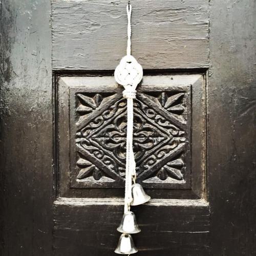 #Doorbells #oldcarrizozo #carrizozo #carrizozonm #gallery #door #bells #art #iphone7plus #iphonephot