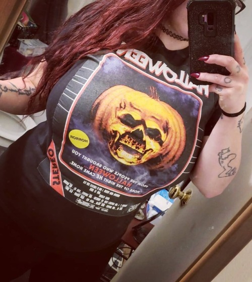 My new super dope shirt  #creepygirlsdoitbetter #horror #halloween  www.instagram.com/p/BtWz