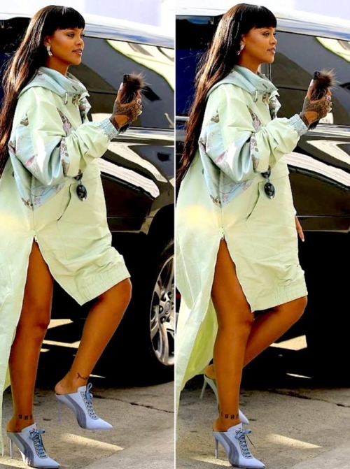 <blockquote> Rihanna at her FentyxPuma pop up shop in LA