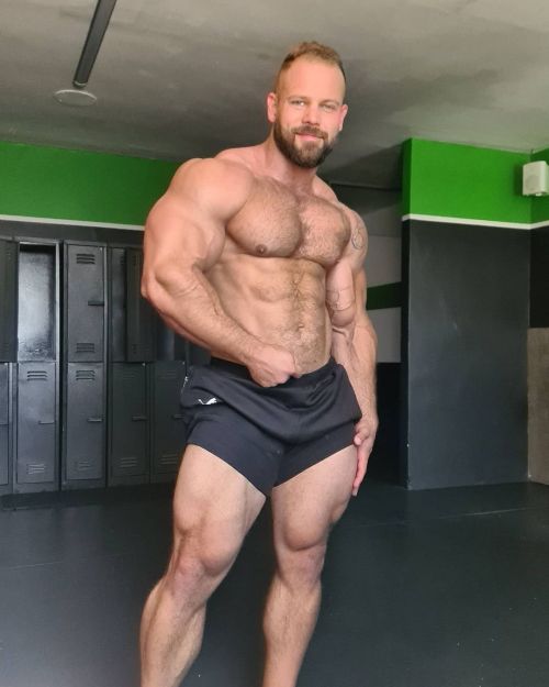 hugemuscle:From any angle this muscle Dad is pure SEX. 