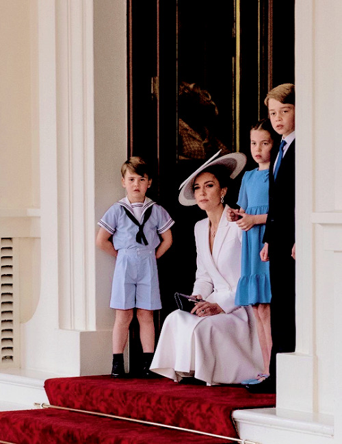 theroyalsandi:The Duchess of Cambridge with her children Prince George, Princess Charlotte, Prince L