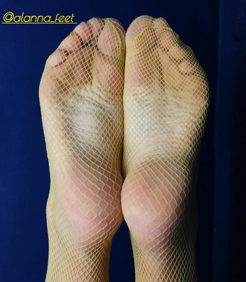 alanna-feet:@alanna_feet  ;🎣 Who wants adult photos