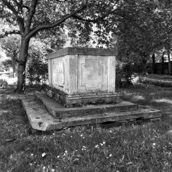 haxanbroker:Vault. St Paul’s Churchyard, Deptford, May 2018.
