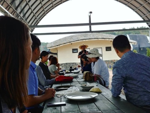 양송이 버섯 농장 Making pizzas out in the Buyeo(부여) countryside at Yangsongi Mushroom Farm (양송이 버섯 농장).Not 