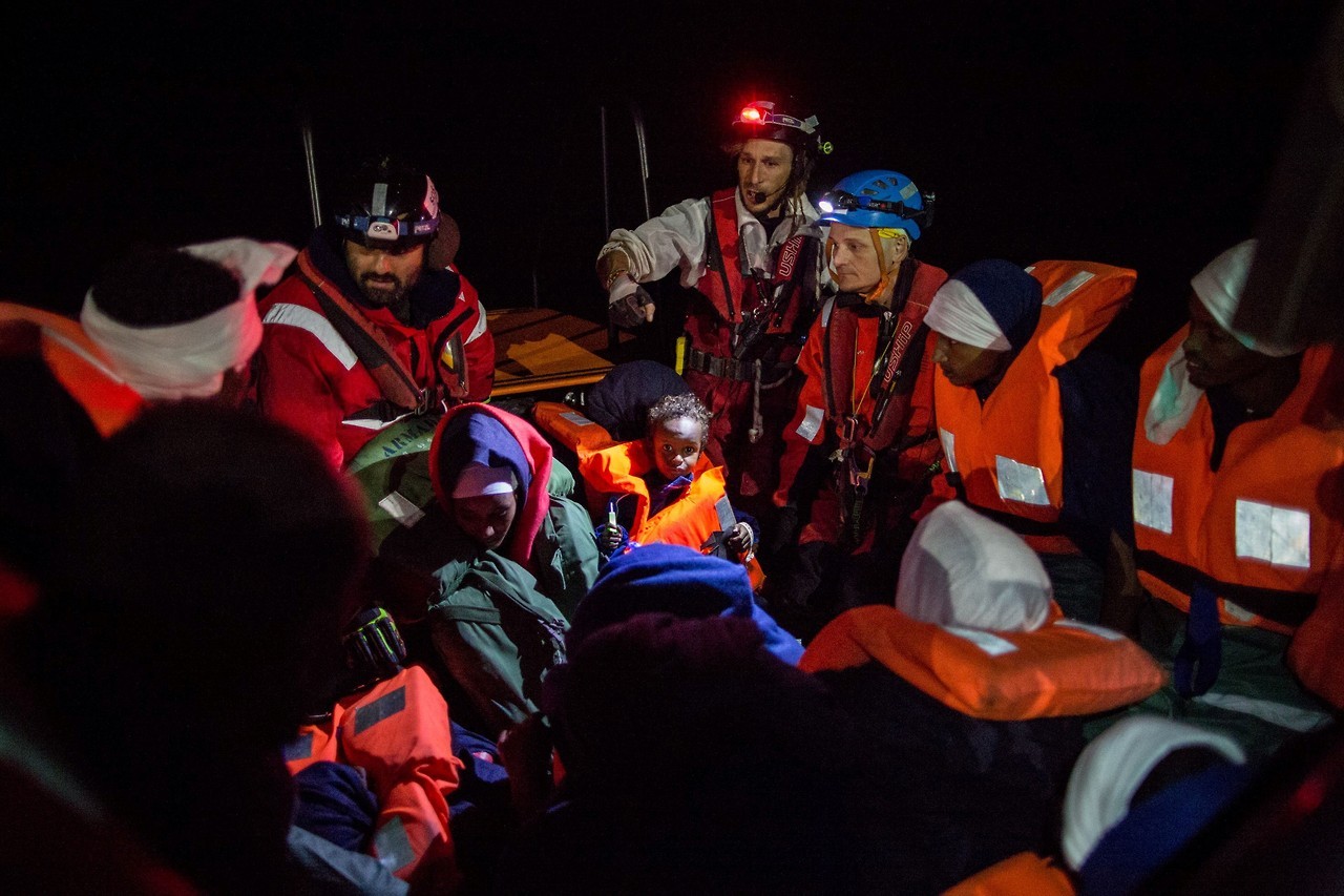 RESCATES. Unos 255 migrantes fueron rescatados durante la noche en el Mediterráneo frente a las costas de Libia, justo antes de que el mal tiempo azotara la zona. La ONG española Proactiva Open Arms recogió un bote de goma que transportaba a 134...