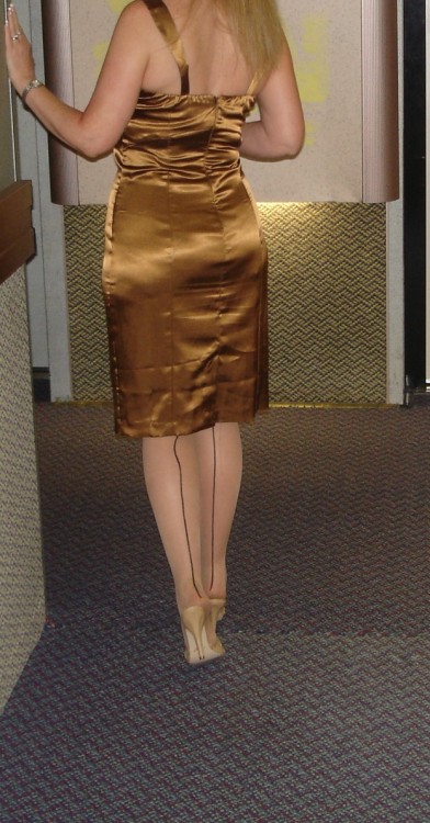 phfthot:let  us know what you think..I’d love to give her the nylon experience?