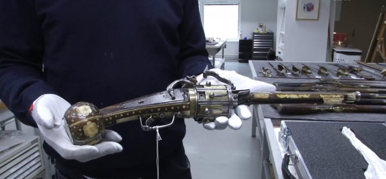 titovka-and-bergmutzen:  Possibly the oldest revolver in the world, of German design