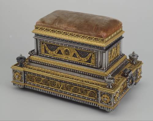 (via Late 18th century Russian jewelry box shaped like a sarcophagus. The State Hermitage Museum. Sa