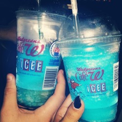 #smurfs4life !!!! #cute #couples #snacks #movienight #icee #lagentecooljangueaenwalgreens