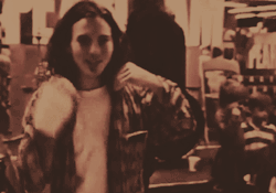 violetvedder:  ilybofur:     Eddie Vedder being adorable with his shirt collar 1991 | 2006    aw aw aw  Perf♥ 