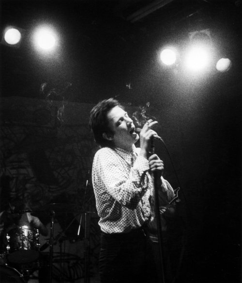 zombiesenelghetto-3: ‘Richard Hell singing “All the Way’ at CBGB”, photo by 