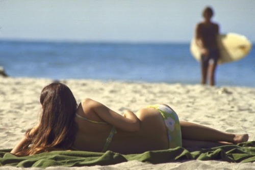 retrogirly:  Girls on the beach in California, 1970