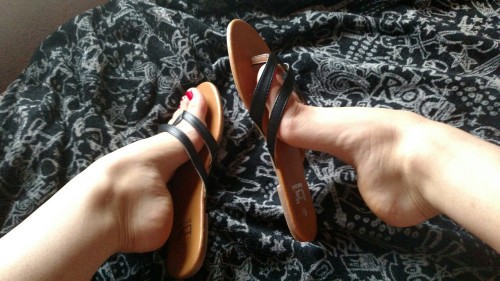 themissarcana:  Sandals  Qd feetz!!.