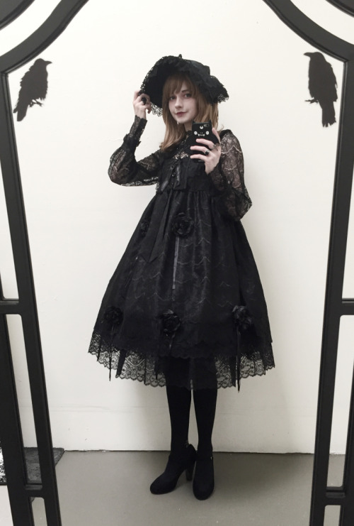 I haven’t worn gothic lolita in sooooo long!  I was starting to really miss it. 