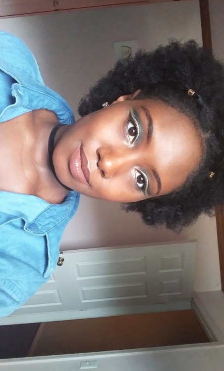 melaninmandyuniverse:  Y'all gone take these selfies cuz I KNOW I look good 💙