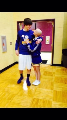 thinkbarbie:  thinkbarbie:  Ellie, a cheerleader for her high school, got to leave the hospital and cheer at their high school basketball game tonight and most importantly cheer on the man who has stayed by her side through it all, her boyfriend. 😊💕